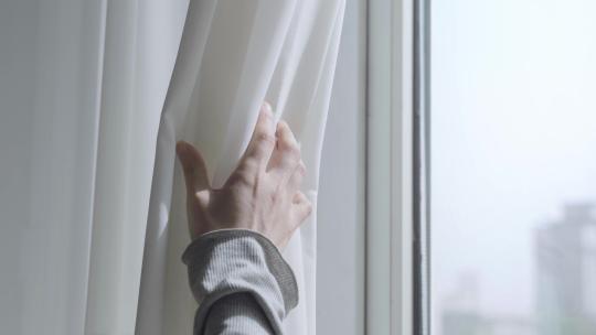 手拉窗帘随风飘动清新空镜