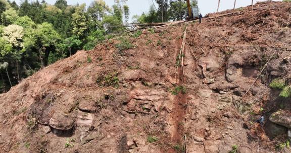 航拍森林砍伐光秃秃的山坡