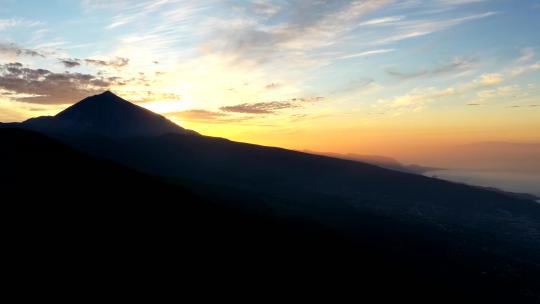 拍摄山脉后的日落