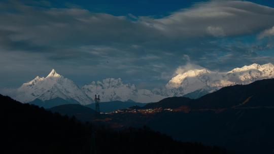 梅里雪山清晨光影变化延时视频
