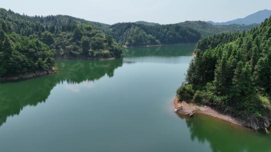 航拍青山绿水中的小型湖泊水库