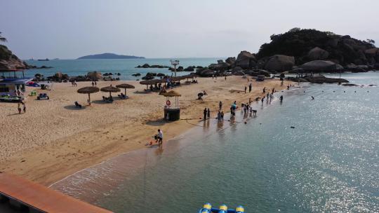 惠州三角洲岛沙滩游客游玩右前进