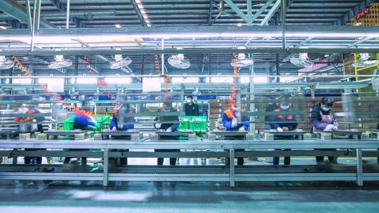 传统家电制造业 生产车间流水线工人 延时