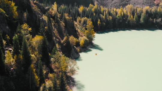 一个人在山湖的筏子上划船视频素材模板下载
