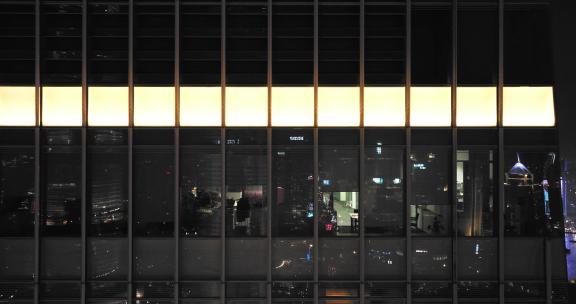 上海陆家嘴写字楼晚上开灯加班的办公室
