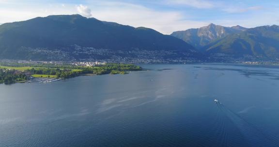 瑞士马焦雷湖上划船的无人驾驶飞机视图。