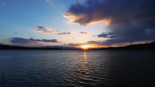 湖面日落延时摄影