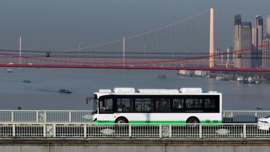 武汉长江大桥公交车
