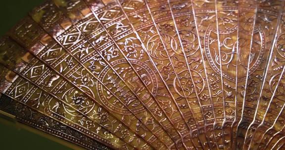 清代中期文物：亭塔纹玳瑁折扇