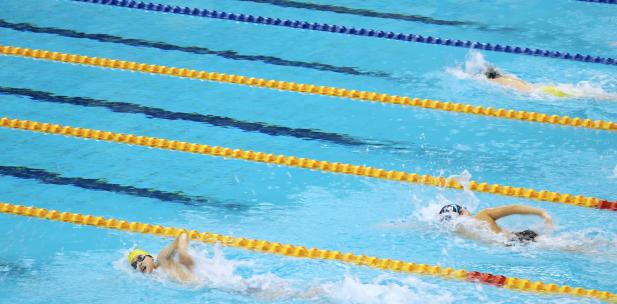 水立方国家游泳中心游泳比赛自由泳运动员