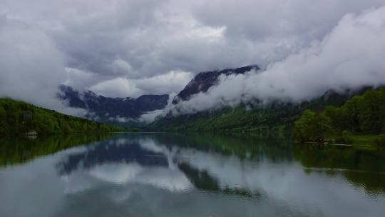 斯洛文尼亚山脉之间的Bohinjsko Jezero