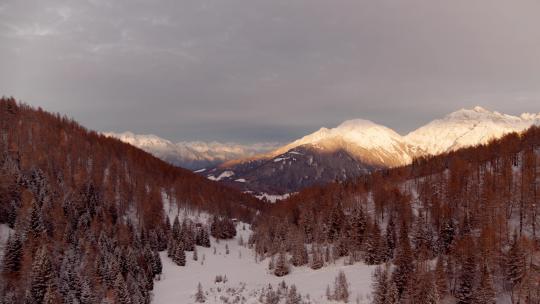 航拍秋天森林雪山雪原雪景冬季原始森林