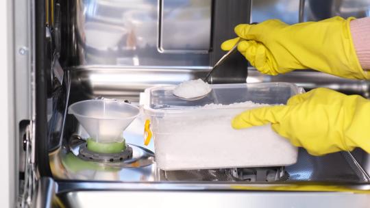 洗涤剂溶液中添加盐视频素材模板下载