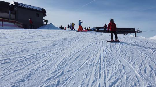 人们正在滑雪场滑雪视频素材模板下载