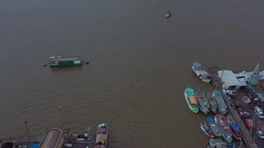 巴西阿尔塔米拉市沿河的码头。鸟瞰。