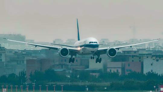 南航波音777F货机降落广州白云机场