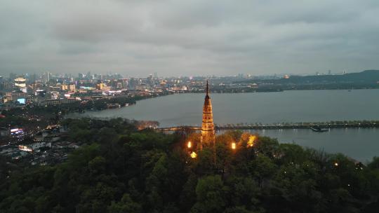 杭州西湖保俶塔俯瞰城市夜景