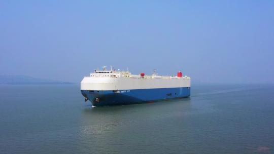 海上运输 江船 万吨货轮出港远航