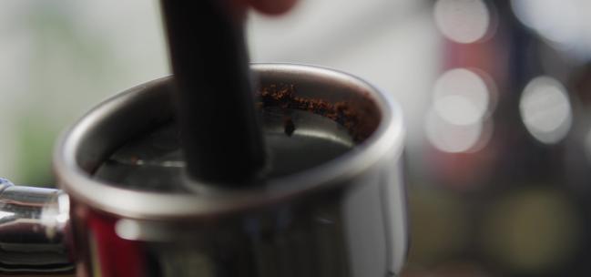 使用咖啡机做咖啡分镜