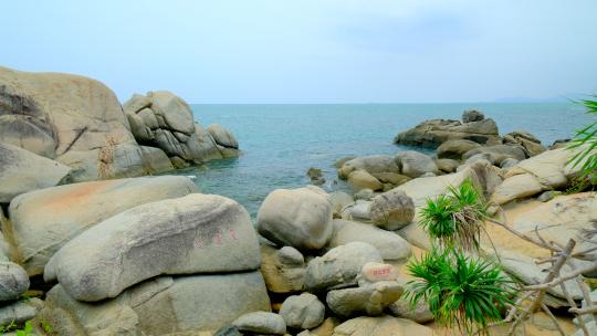 海边岩石礁石浪花 大海岸边石头海浪
