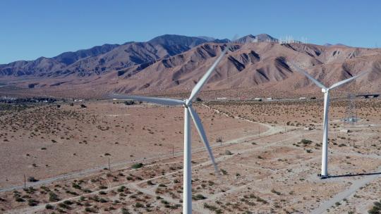 沙漠中高大的白色风车