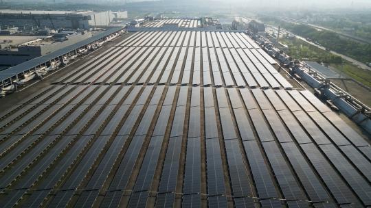 屋顶太阳能板光伏清洁能源