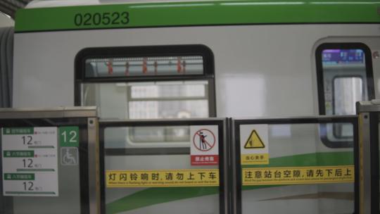 重庆轻轨地铁列车开车2号线大溪沟站轻轨站视频素材模板下载