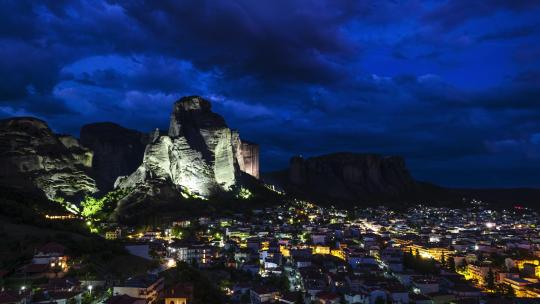 夜晚希腊梅托拉的梅托拉岩石和卡兰巴卡村的延时景观