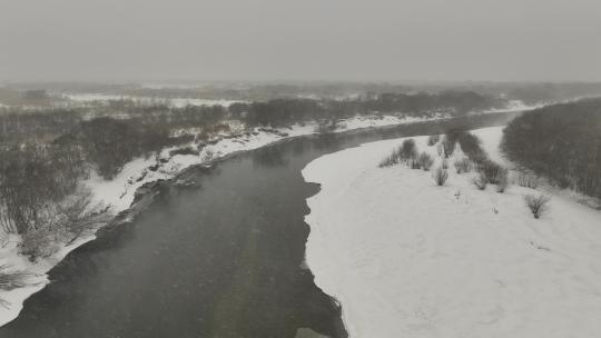 大兴安岭不冻河春天开河风雪交加