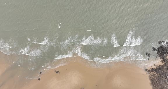 阴天沙滩海水浪花俯拍海边潮汐海水冲刷沙滩