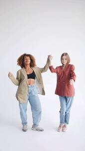 竖屏两个女人手拉手跳舞