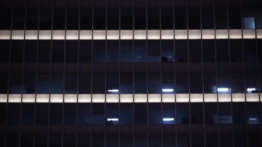 深夜加班写字楼亮灯办公室窗户