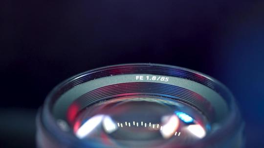 流行的索尼85mm f1.8镜头特写。专业拍摄器，风景摄影棚拍摄