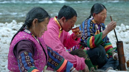藏族人民在河边劳作聚会纺线织布打酥油茶视频素材模板下载
