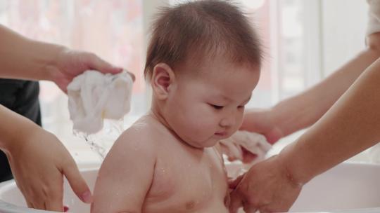 婴儿童年洗澡—母爱视频素材模板下载
