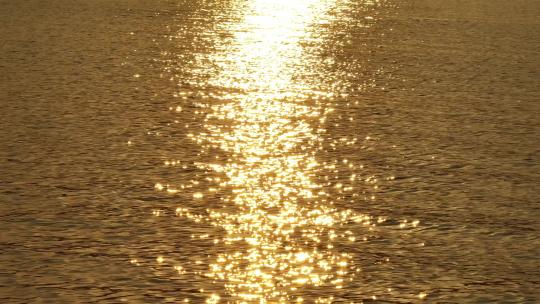 黄岩长潭水库日落金黄色的水面