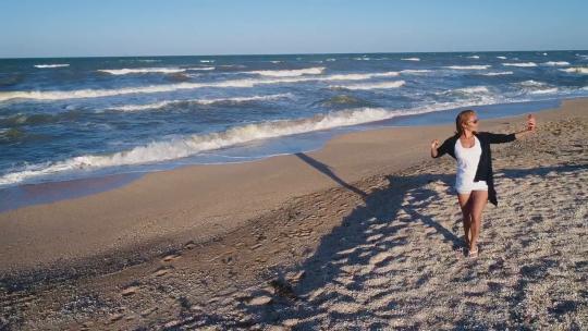2458_一个女人在沙滩上自拍