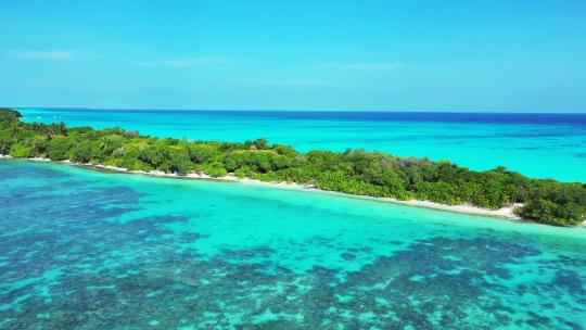 白天飞越白色天堂海滩和水蓝色水背景的岛屿景观