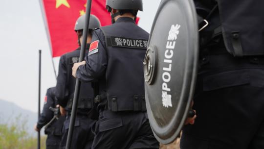 警察在边境线上巡逻11