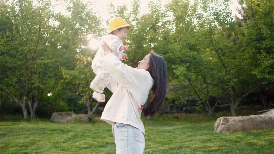 亲子互动婴儿微笑