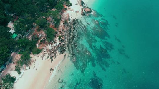FPV航拍泰国普吉岛海边海浪冲击海滩海鸟人