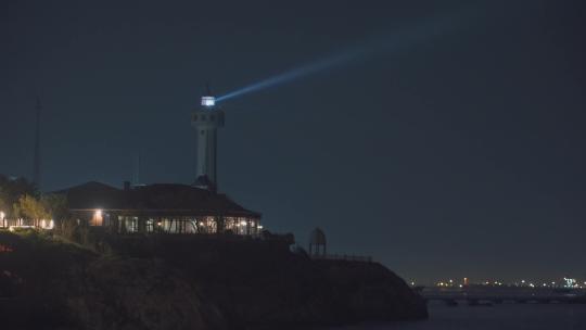 夜晚港口码头灯塔