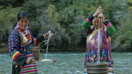 藏族妇女河边纺线织布打酥油茶劳作生活中景视频素材模板下载