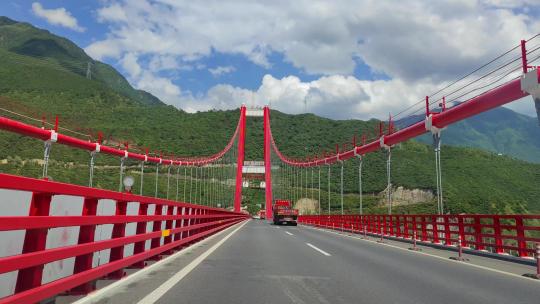 川藏线自驾游驾驶员视角通过大渡河大桥