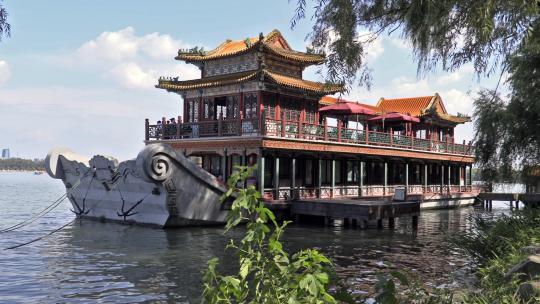 北京颐和园西堤湖畔的石船