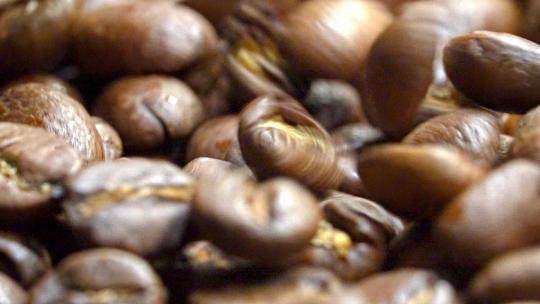 咖啡豆掉落特写