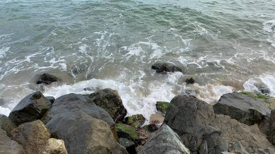 海水冲击海边的岩石