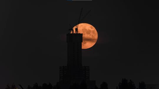 西安沣东中国国际丝路中心大厦超级月亮视频素材模板下载