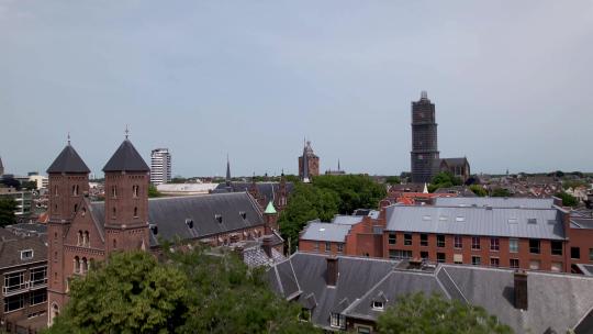 荷兰市中心脚手架上De Dom中世纪大教堂塔楼的向上运动鸟瞰图