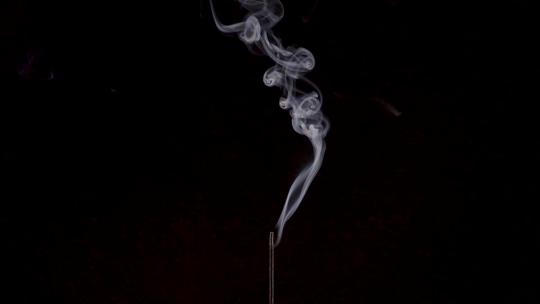 中式传统线香燃烧烟雾